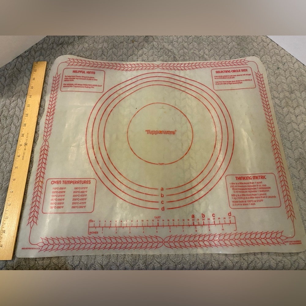 22x18 Vintage Tupperware dough/pastry rolling mat. Get perfect even sizes. 1977